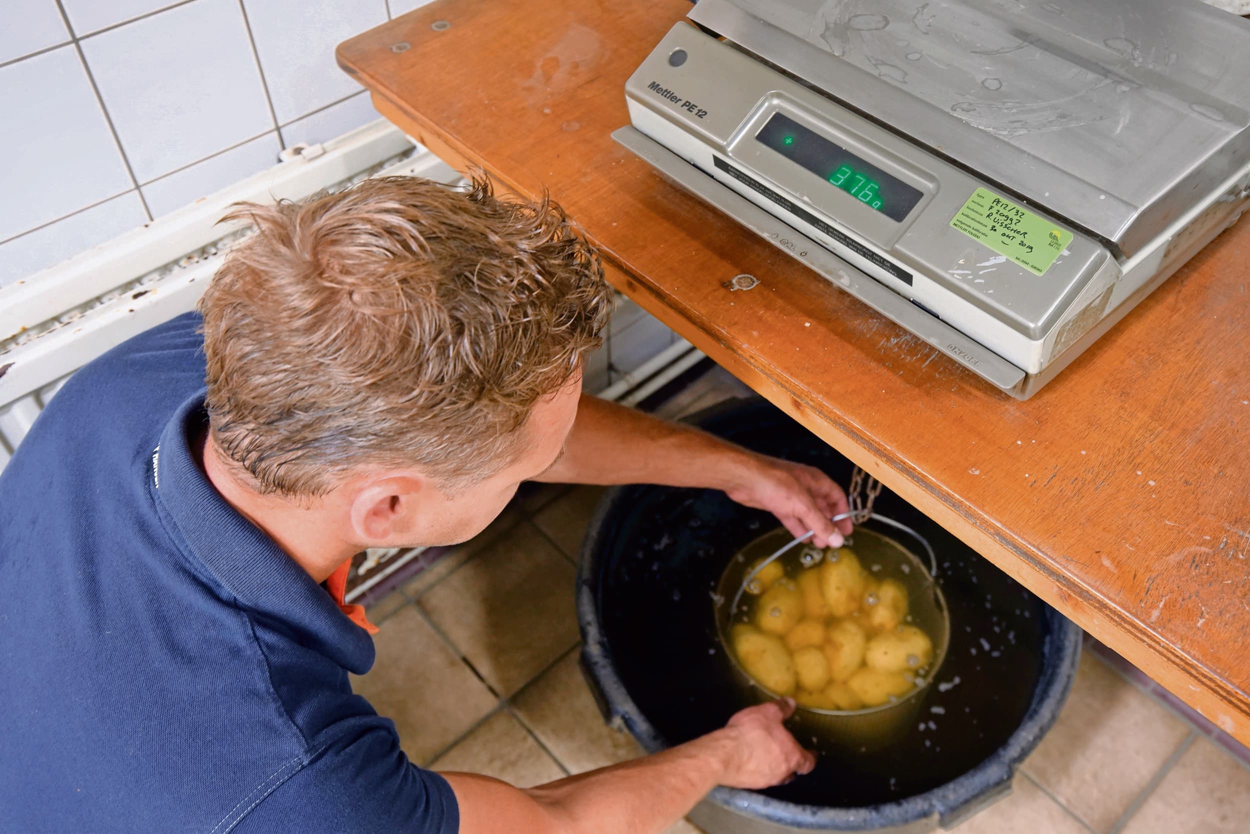 Door het onderwatergewicht van aardappelen te bepalen en de bakkwaliteit te laten onderzoeken, kunnen telers betere afspraken maken over de prijs. Foto: Ruud Ploeg