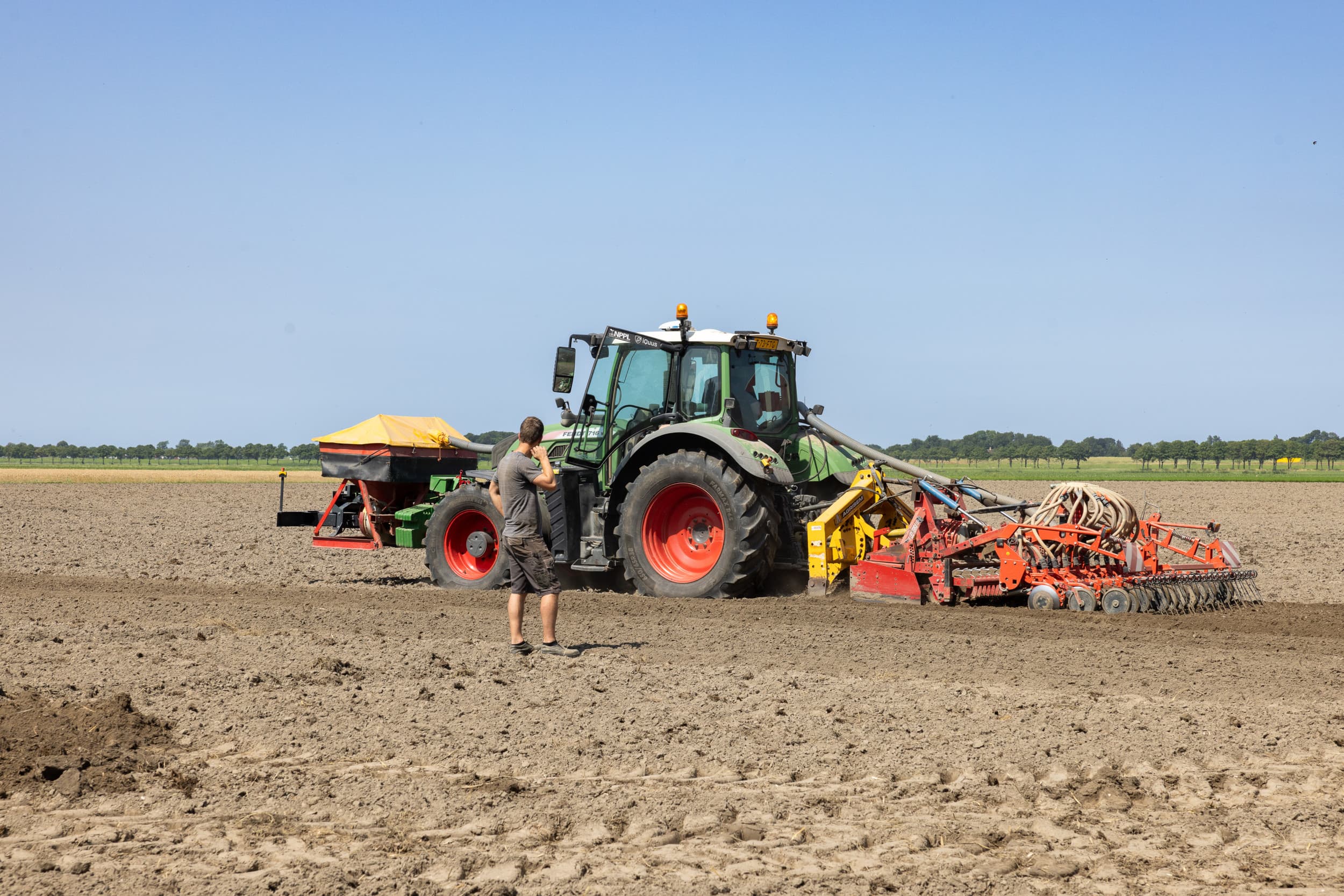 Een onbemande autonome Fendt aan het werk bij akkerbouwer Bart van Loon in Slootdorp (N.-H.). Autonome trekkers en robots vormen nog maar een piepklein deel van het machinepark in de landbouw, maar de vraag naar automatisering stijgt. Tijdens het webinar ‘Autonome trekker of veldrobot: wie neemt het stuur over?’ op woensdag 2 oktober bespreken boeren, onderzoekers en experts de voors en tegens van autonome landbouwmachines. – Foto: Peter Roek