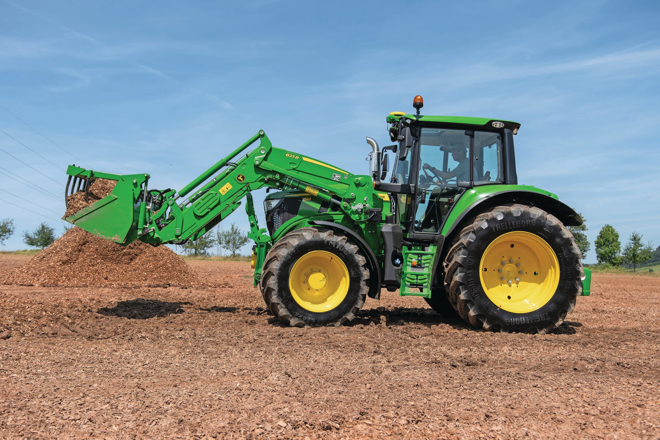 Het nieuwe topmodel van de 6M-viercilinderserie is de 6M 150, die we zelf even konden proberen met een voorlader. Wie een John Deere wil, maar niet tienduizenden euro’s extra overheeft voor een R-serie, kan prima terecht bij de M-serie. Dat is wat we na deze proefrit voorzichtig konden concluderen. – Foto’s: Jacco van Erkelens