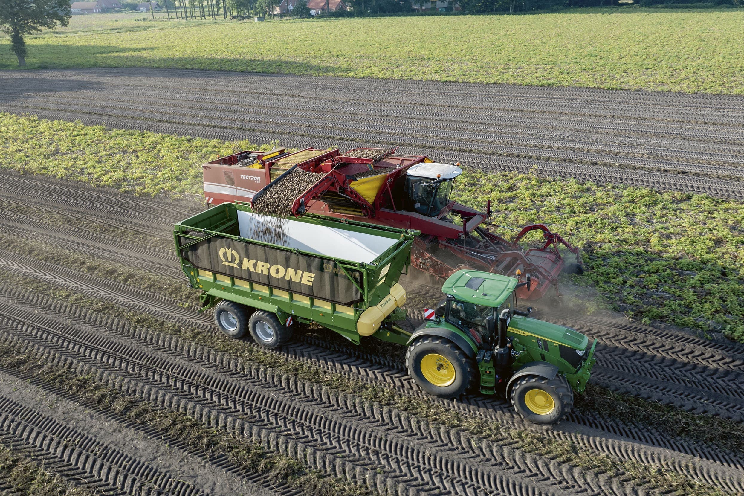 Dit is de nieuwe Krone GX 360 Plus. Deze kleinere universele transportwagen van machinefabrikant Krone is herkenbaar aan de strakke witte binnenkant van de zijwanden. De wagen heeft optionele laadafdekkleppen en doseerwalsen die een vast onderdeel vormen van de klep. – Foto’s: Krone