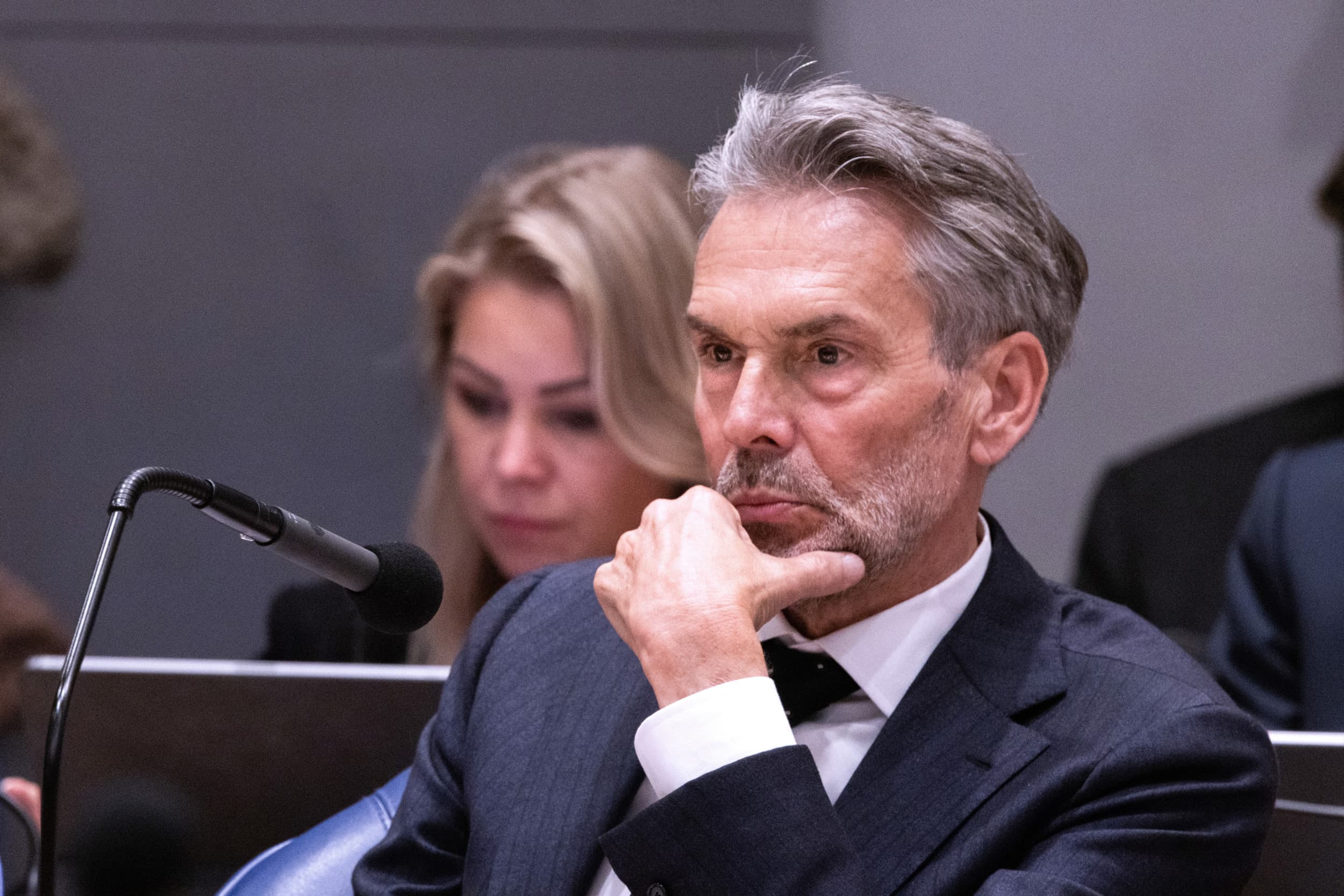 Premier Dick Schoof luistert in Vak K tijdens de algemene politieke beschouwingen, waar hij optimisme uitstraalt maar flinterdunne beloftes doet voor de land- en tuinbouw. – Foto: ANP