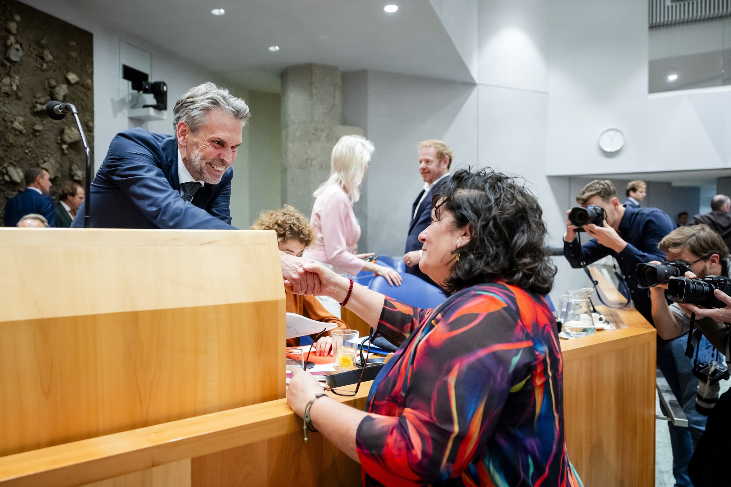 Caroline van der Plas (BBB) schudt premier Dick Schoof de hand na afloop van de eerste termijn tijdens de tweede dag van de algemene politieke beschouwingen. – Foto: ANP