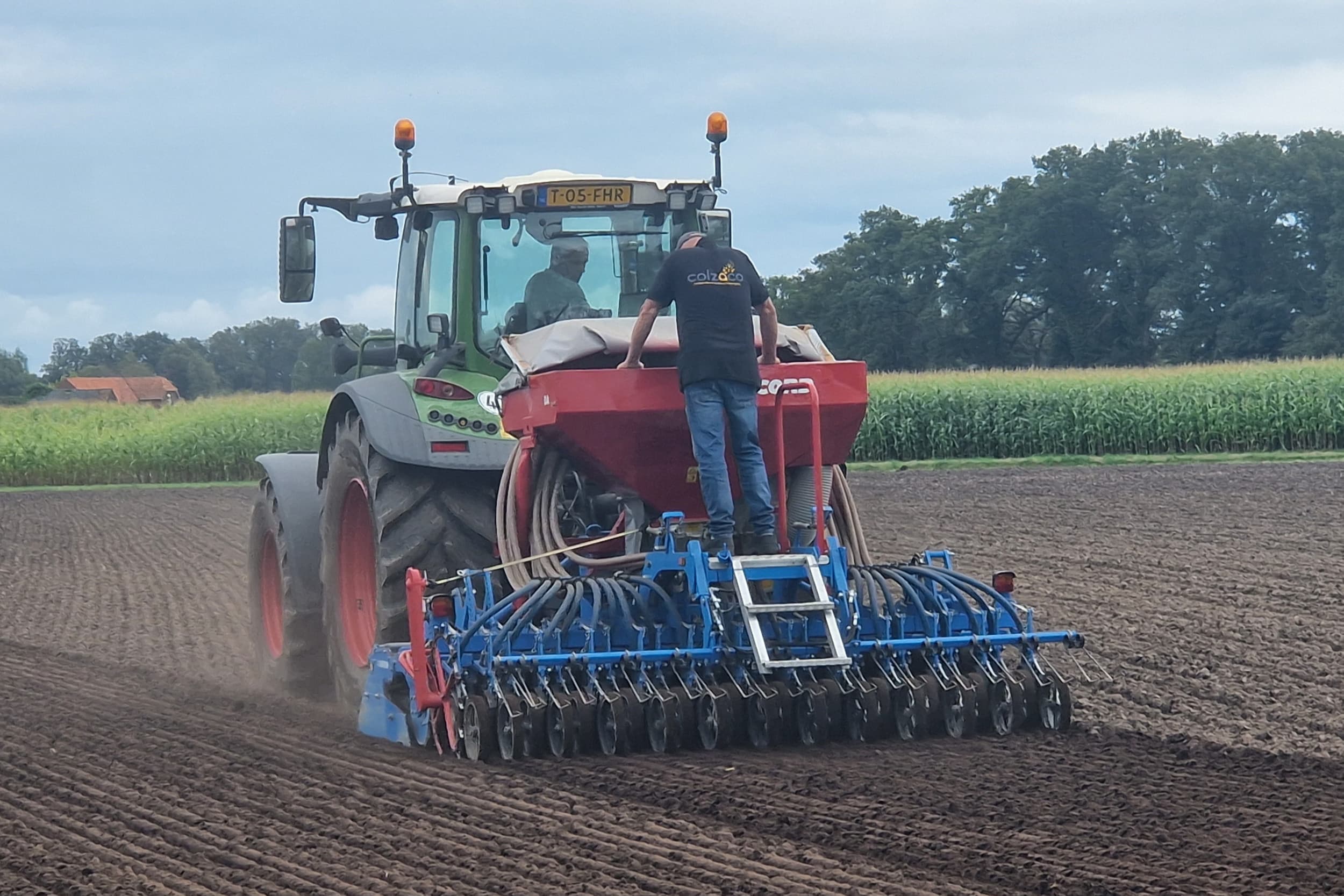 Colzaco zaait nieuwe koolzaadrassen. De vereniging wil het rendement van de teelt via onderzoek vergroten. Foto: Colzaco