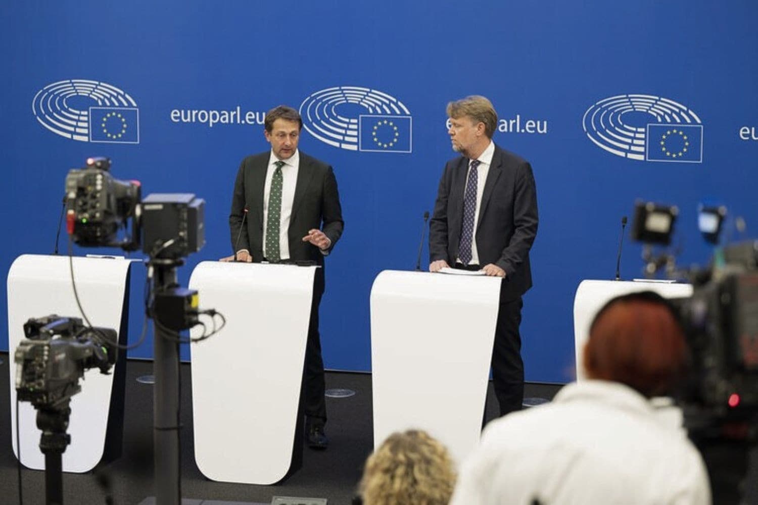 Landbouwcommissaris Christophe Hansen (l) tijdens een persconferentie. – Foto: Europees Parlement