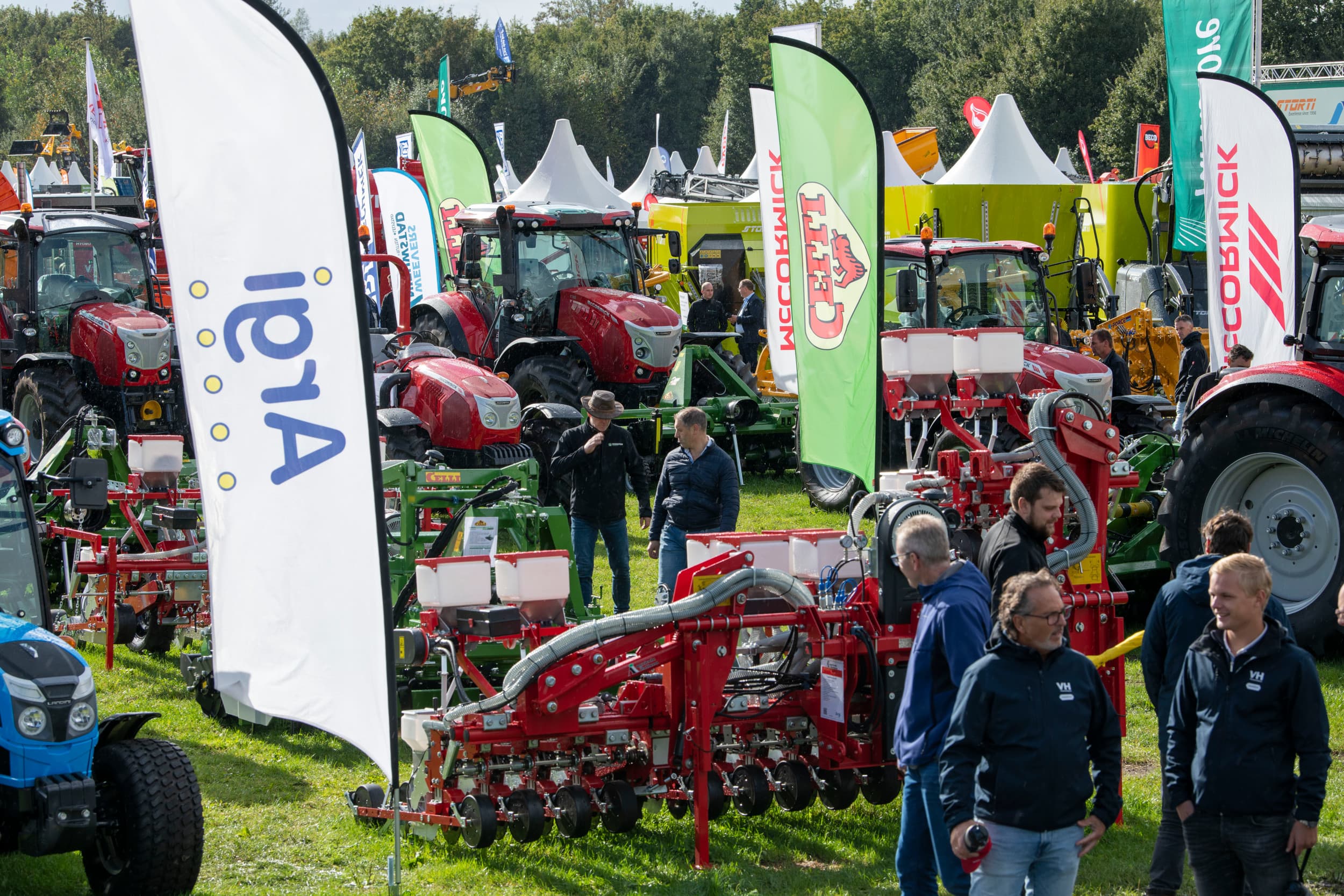 Stevige hagel- en regenbuien, wisselend af met een stralend zonnetje. Het beursterrein van AgroTechniek Holland bleef desondanks goed begaanbaar. – Foto’s: Mark Pasveer
