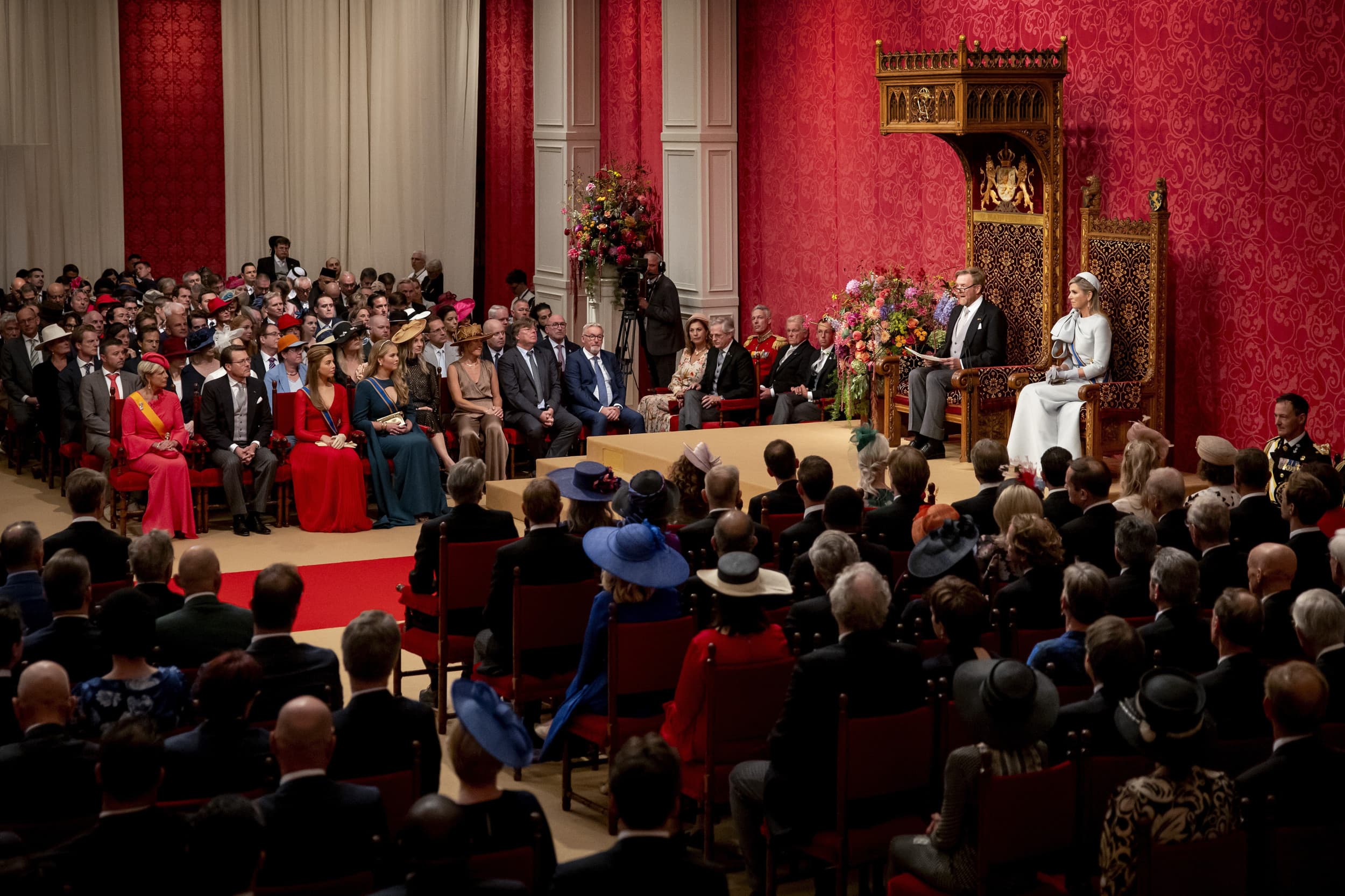 Koning Willem-Alexander leest, met koningin Máxima naast hem, de troonrede voor aan leden van de Eerste en Tweede Kamer in de Koninklijke Schouwburg. – Foto: ANP