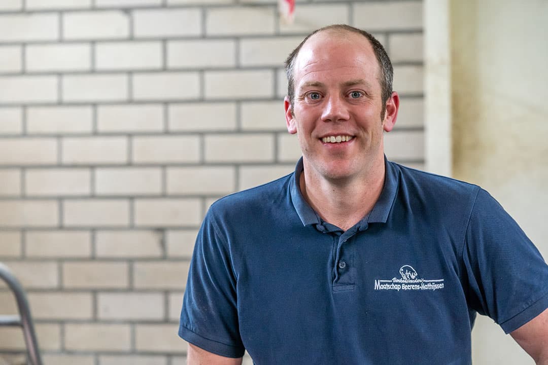 Pieter Beerens (34) runt in maatschap fokzeugenbedrijf Beerens-Mathijssen in Moergestel (N.-Br.). De biggen worden verkocht aan het Belgische vleesvarkensbedrijf van de maatschap. - Foto: Bert Jansen