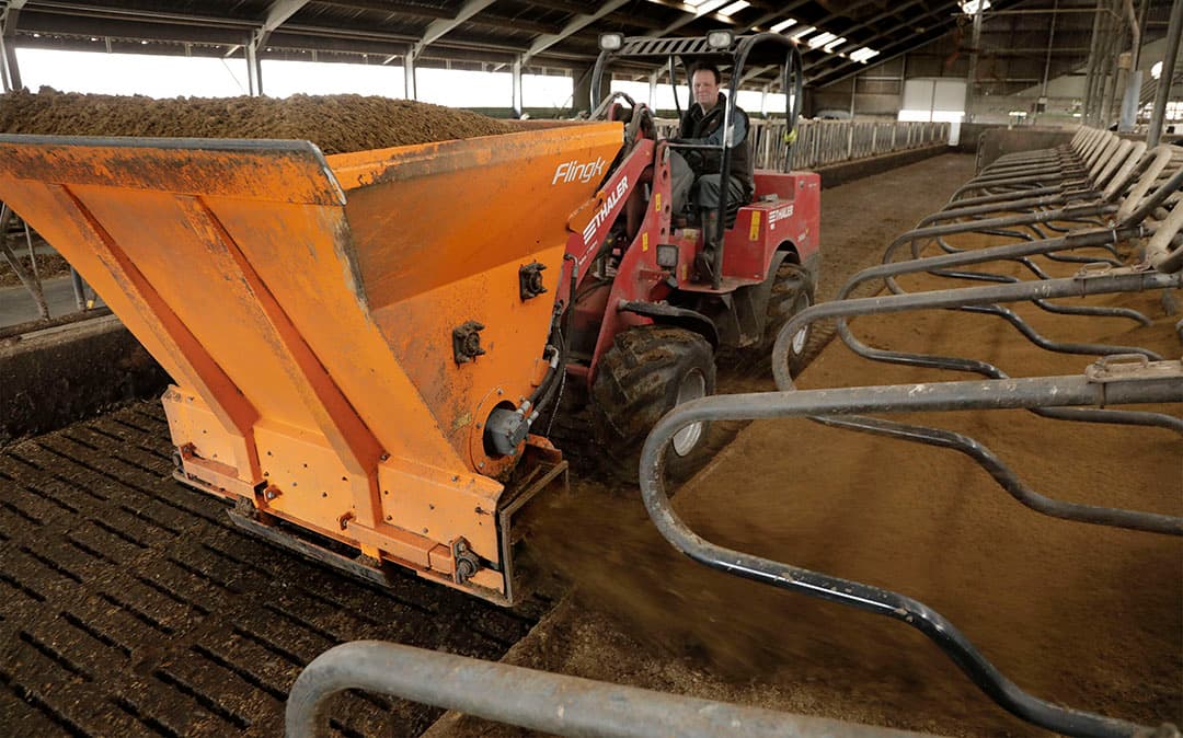 Voor het instrooien van de ligboxen met biobedding is mechanisatie gewenst. Er is wel een zwaardere vijzelbak nodig dan voor zaagsel. - Foto: Wim Kooijman
