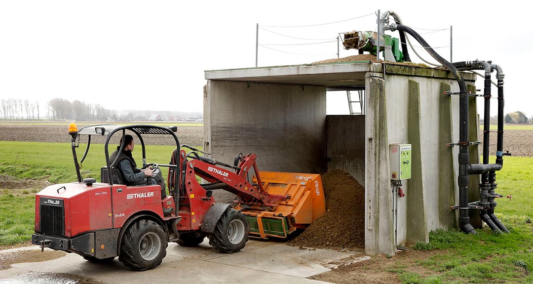 De mestscheider buiten plaatsen neemt geen stalruimte in. Zorg voor goede afdekking zodat de biobedding niet onnodig vochtig wordt. - Foto: Wim Kooijman
