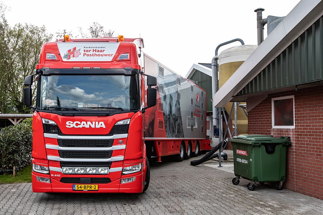 Het erf is schoon en opgeruimd en biedt voldoende ruimte om met de drieassige oplegger te draaien.