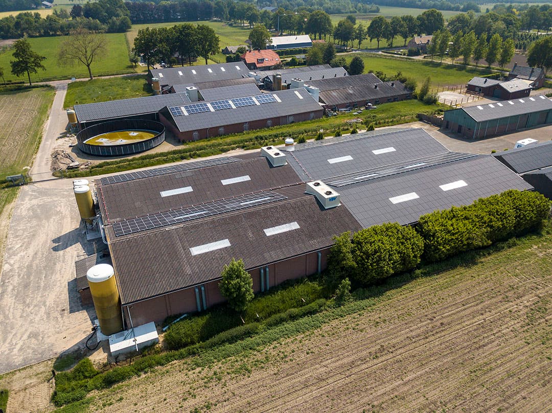 Centraal op de biggenstal zijn twee biologische luchtwassers gemonteerd. De Combi Scraper-techniek heeft namelijk nog geen erkenning op de lijst met schone stalsystemen.