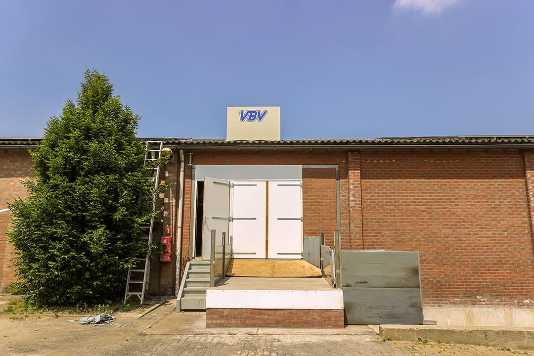 De entree van de biggenstal, die voorheen als broederij diende. De inrichting is op de bestaande vloer gebouwd en zit boven het maaiveld. Vandaar de trap.