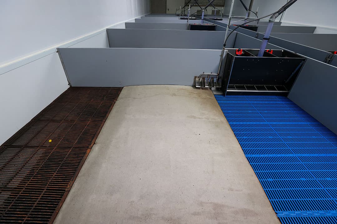 De hokindeling en ventilatie spelen een grote rol in het slagen van dit concept. Met een schone vloer zijn de emissies namelijk veel lager.