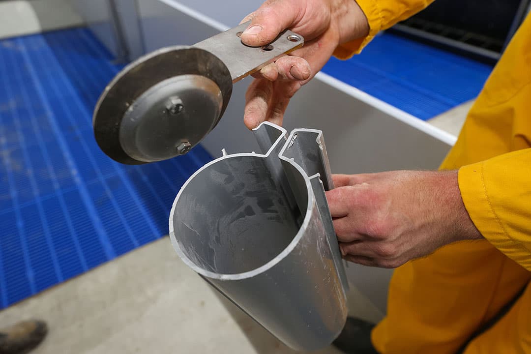 De pvc-giergoot is in de putvloer gestort. De anderhalve meter lange rvs-slede loopt door deze goot en blijft zodoende in de juiste koers. Hier een doorsnee van deze techniek.