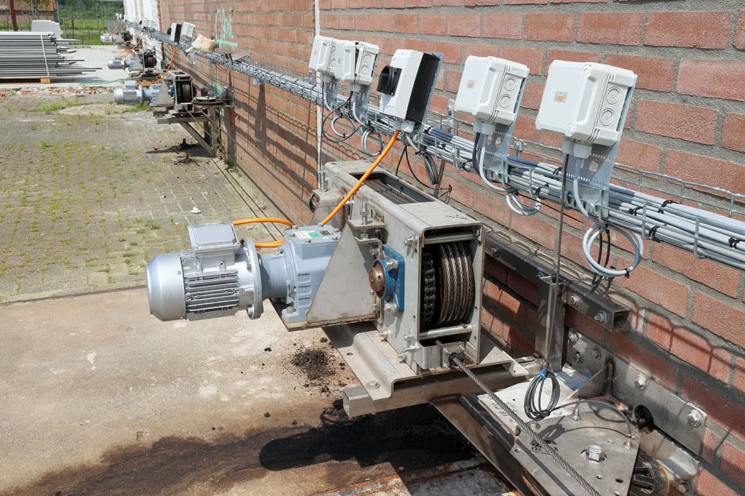 Het voorttrekken van de schuiven gebeurt met elektromotoren en staalkabels. De motor heeft 0,75 KW.
