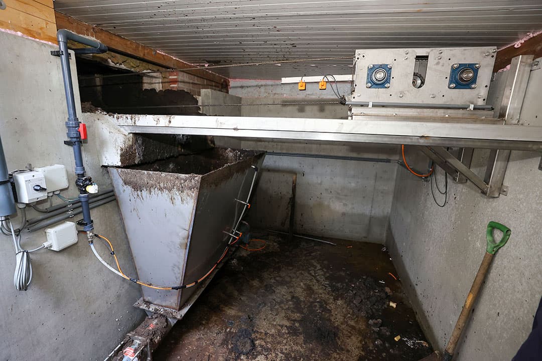 De dwarsafvoer eindigt in een opvang, vanwaar de mest in de opslagtank wordt gepompt.