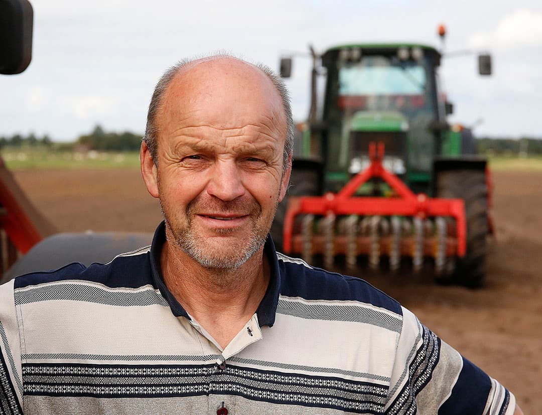 Maatschap Huirne, Ruurlo (Gld.). Raymond Huirne boert met vrouw Marion en zoon Niek in Ruurlo op zandgrond. Een deel van de maisteelt gaat in grondruil met aardappelland. Ze doen het grondwerk voor mais en gras met eigen machines. Op het bedrijf zijn 190 melkkoeien en 60 stuks jongvee. Het bedrijf heeft 53,5 hectare grasland, 8 hectare mais en 7,5 hectare aardappels (landruil). - Foto: Hans Prinsen