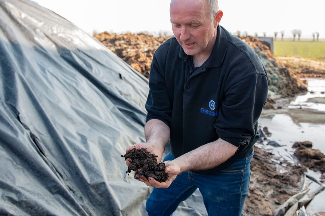Nieuwenhuis heeft bokashi gemaakt van rundveemest, compost en gefreesde boomwortels. Dit wordt uitgereden over de akkerbouwstroken. - Foto's: Stadje Media