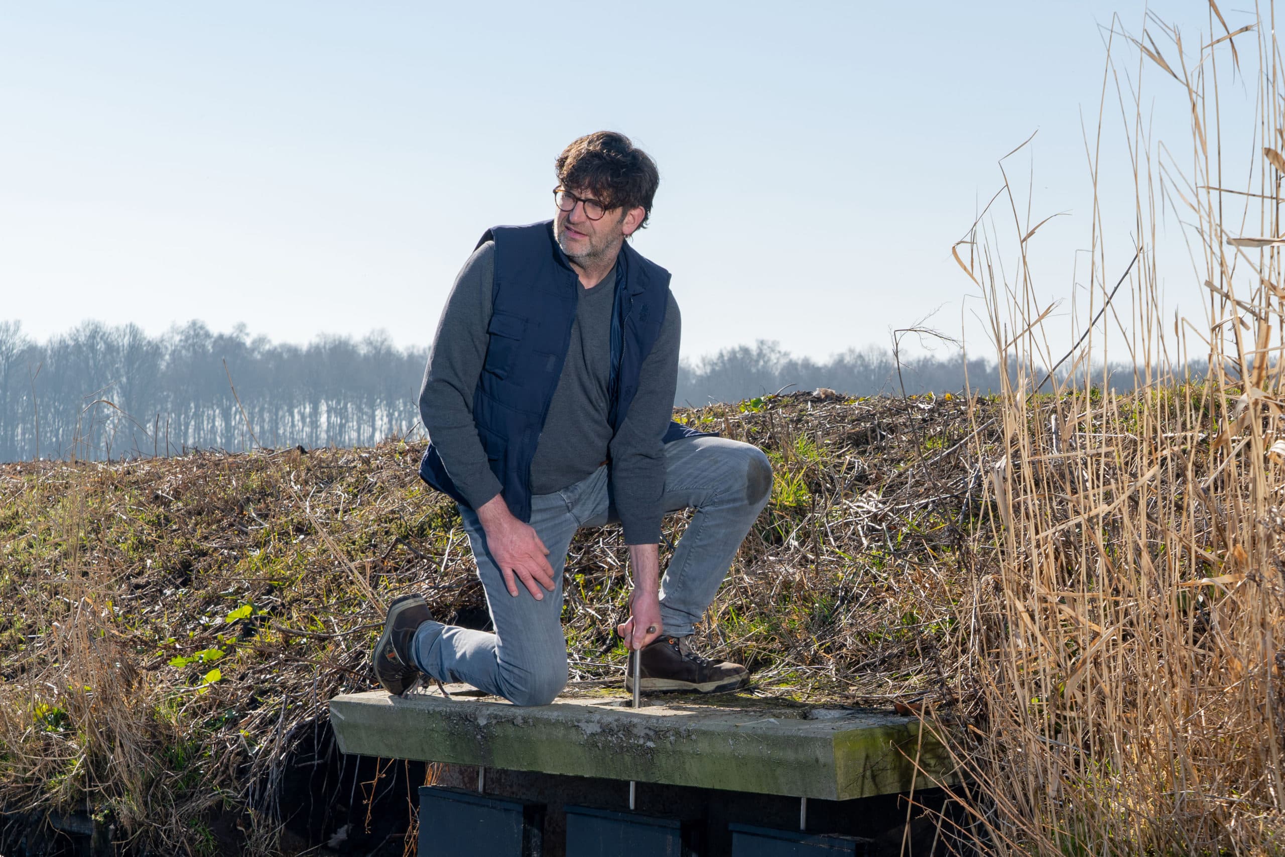 Melkveehouder Peter Hampsink laat de drie aanvoerbuizen van water zien, waardoor hij het water vanuit het kanaal Oosterdiep in zijn sloten kan laten lopen. Hij heeft daarvoor toestemming van het waterschap Hunze en Aa. - Foto: Jan Willem Schouten
