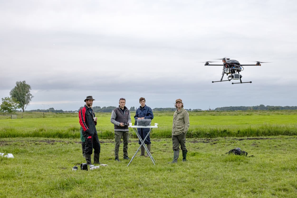 Kort voor het maaien kan met een drone een opname worden gemaakt van het gebied. Geavanceerde camera’s leggen ‘spots’ vast waar zich waarschijnlijk nesten bevinden. - Foto: Peter Roek
