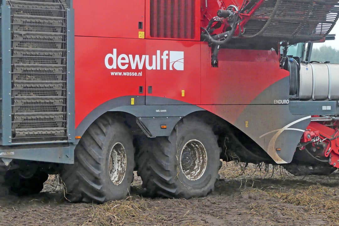De gestuurde tandem achterop levert een buitenwerkse draaicirkel op van 9 meter. Daardoor is het goed manoeuvreren met te machine; vergelijkbaar met de Kwatro op rupsen. - Foto’s: Martin Smits