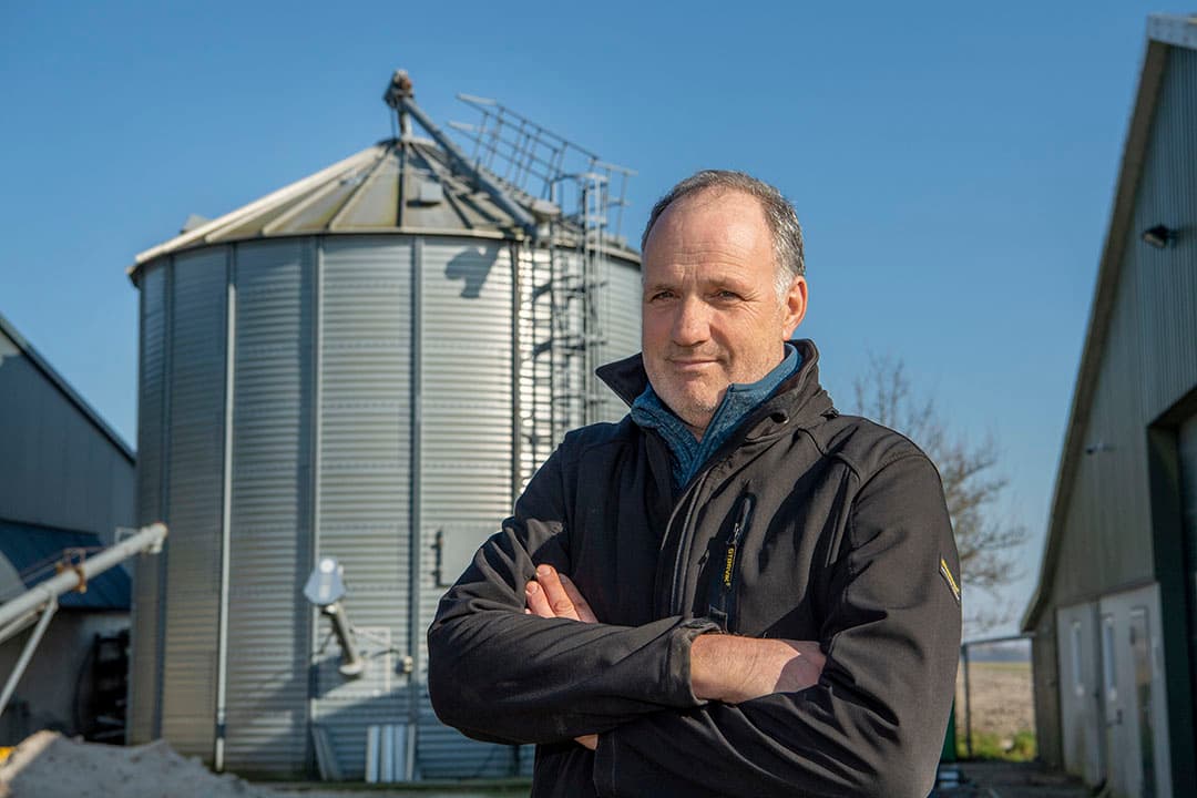 Na een leegstand van zeven weken maakt pluimveehouder Chiel Gielen zich op voor een nieuwe ronde leghennen. - Foto: Cor Salverius Fotografie