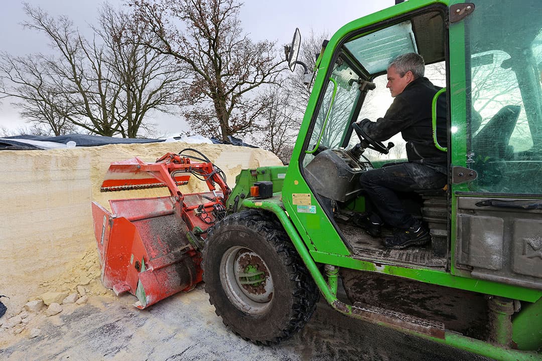 Het uitkuilen en het controleren van de voerinstallatie- en bakken kost Tom Derikx een uur per dag. - Foto: Bert Jansen