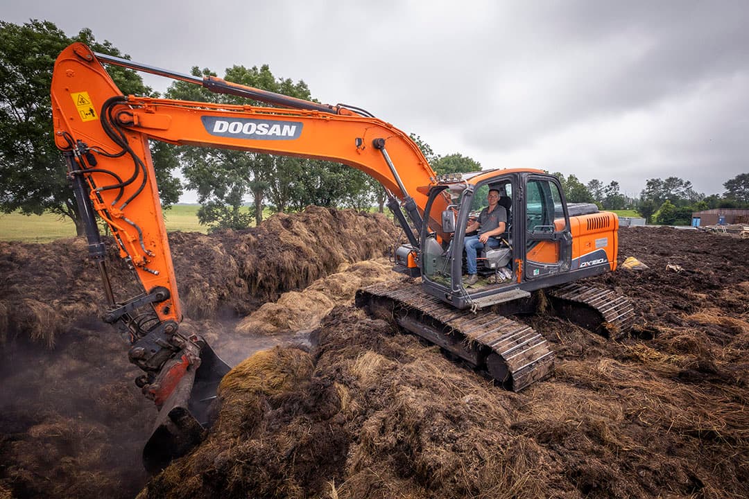 Gebroeders Van Bergeijk composteren zelf en hebben daar een betonvloer met vloeistofopvang voor aangelegd. Door de loonwerktak voeren ze composteren en strooien in eigen beheer uit. - Foto: Roel Dijkstra