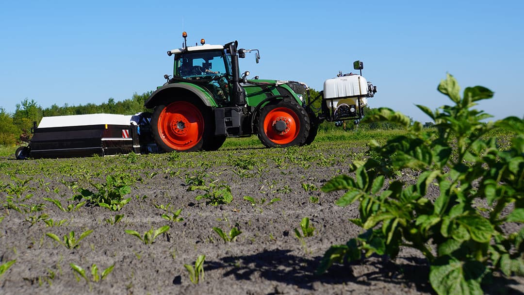 Niet alleen wortelonkruiden maar ook aardappelopslag wordt met de plaatsspecifieke spuittechniek van de EcoRobotix ARA-spotsprayer goed bestreden. Met een forse besparing op middel. - Foto: Ducksize.com