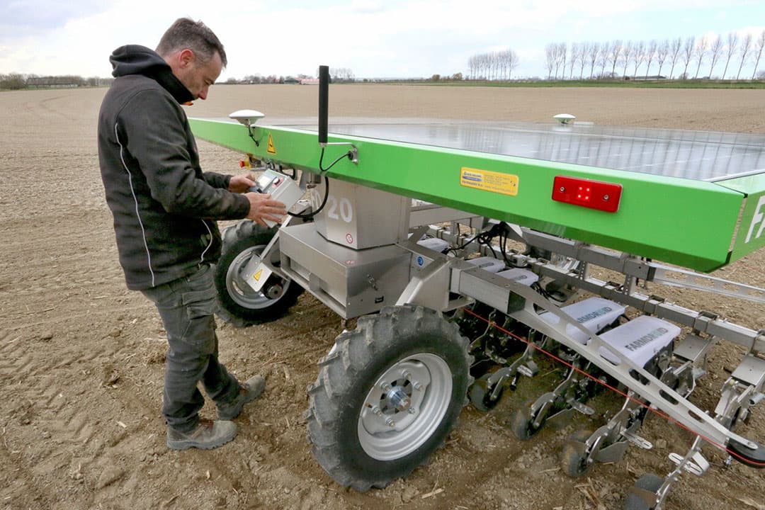 Nadat de computer is ingesteld zaait de Farmdroid met een gangetje van ongeveer 500 meter per uur geheel zelfstandig het perceel. - Foto: Anton Dingemanse