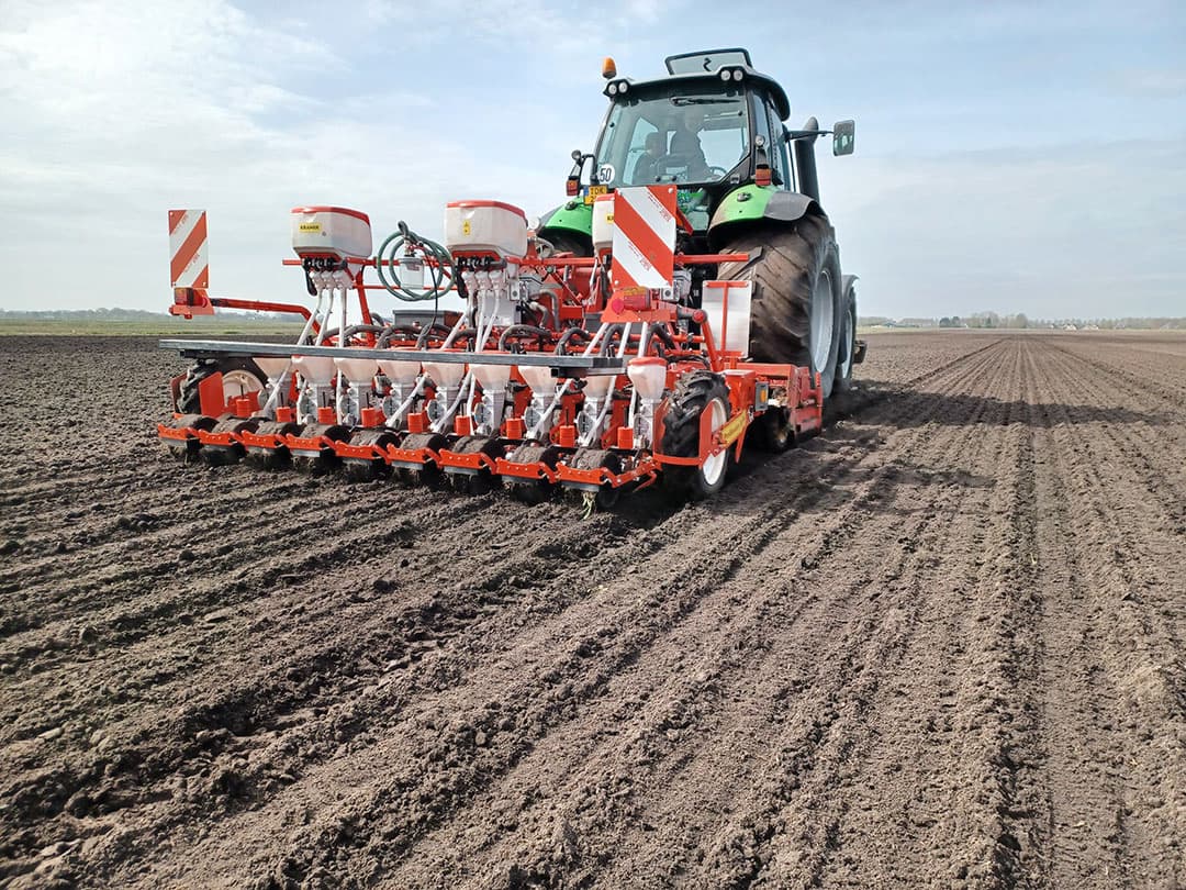 Er was even geduld voor nodig na de neerslag begin april, maar halverwege de maand gaan de uienzaadjes onder mooie omstandigheden de grond in. - Foto Petra Vos