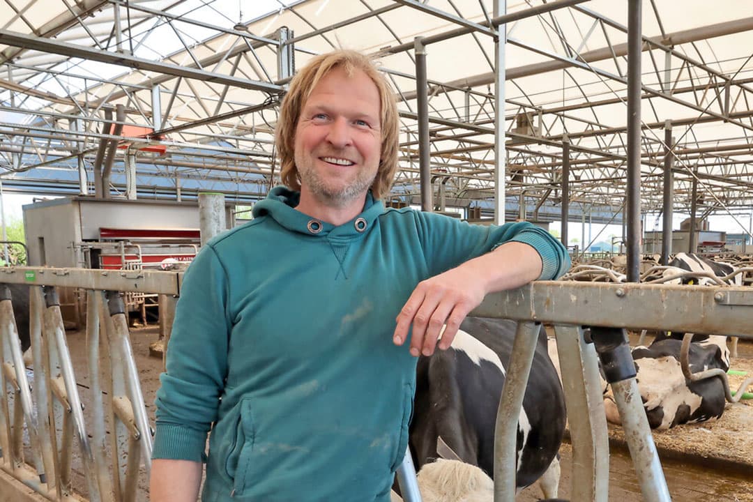 Willem Verkuijlen (45) heeft met Liza Simons een melkveebedrijf en ze richten zich steeds meer op natuurinclusieve landbouw. Daarvoor zijn ze Brabants inspiratiebedrijf. - Foto: Bert Jansen