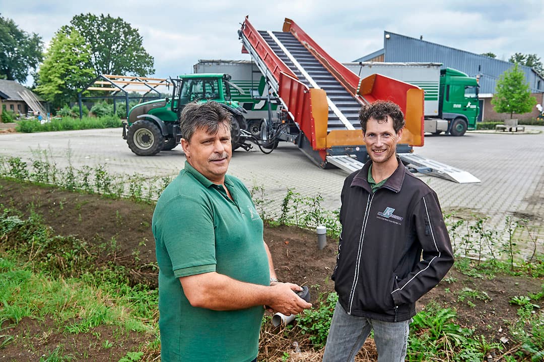 Ben van Eldijk (Links, 56) en directeur Thomas Kanters (Rechts, 35) “Met de overlaadband kunnen we efficiënter werken, waar overladen voorheen een kostbare klus was”. - Foto: Van Assendelft