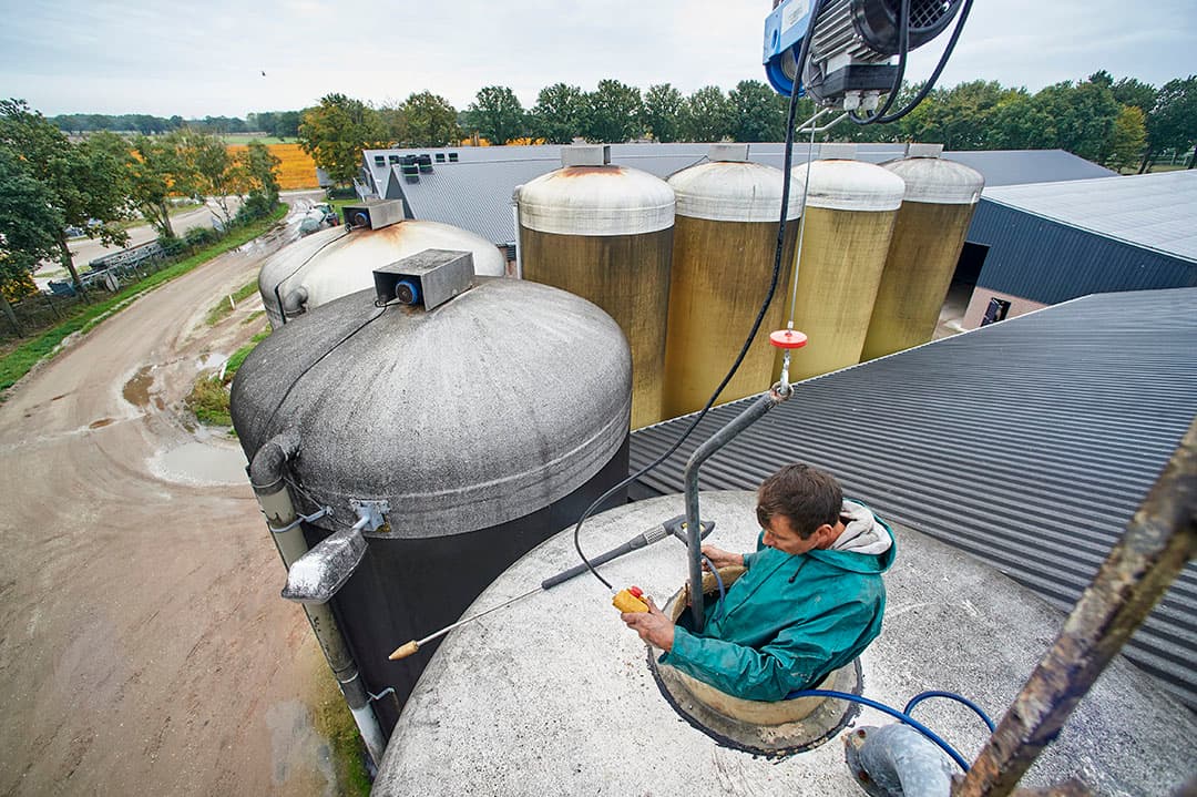 Hans Philipsen treft voorbereidingen voor het inwendig reinigen van de silo’s. - Foto: Van Assendelft