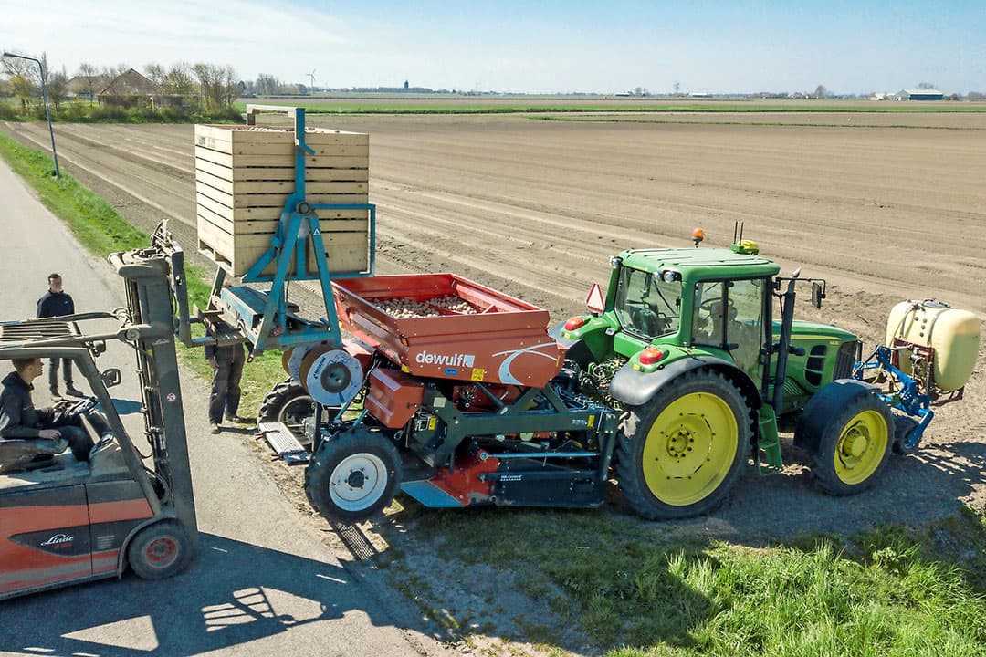 28 april 2021: Klaas Schenk poot aardappelen en met dezelfde machine wordt driptape, druppelirrigatie, uitgerold. - Foto: Koos Groenewold