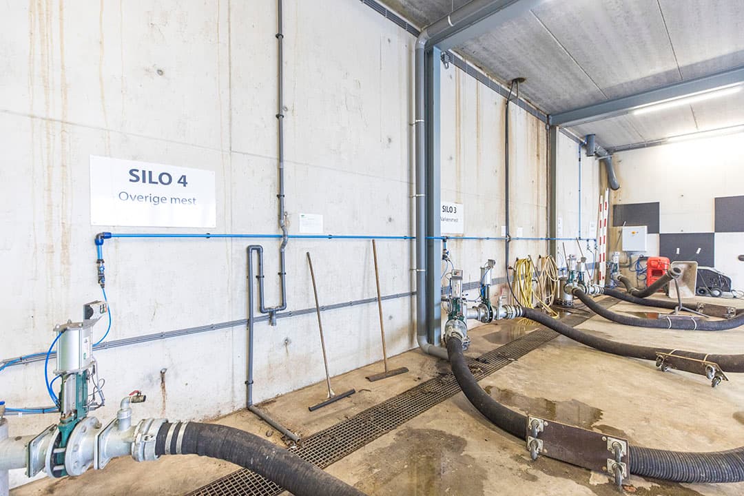 De aanvoerruimte voor de mest. De diverse mestsoorten worden apart opgeslagen en in de juiste verhoudingen gemengd voor de bewerking start.