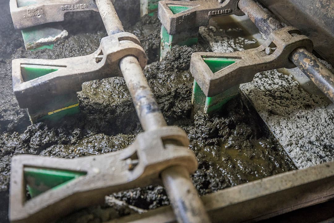 De polymeren werken goed. De mest begint snel te klonteren in de zeefbandpers, zodat het scheiden makkelijker gaat.