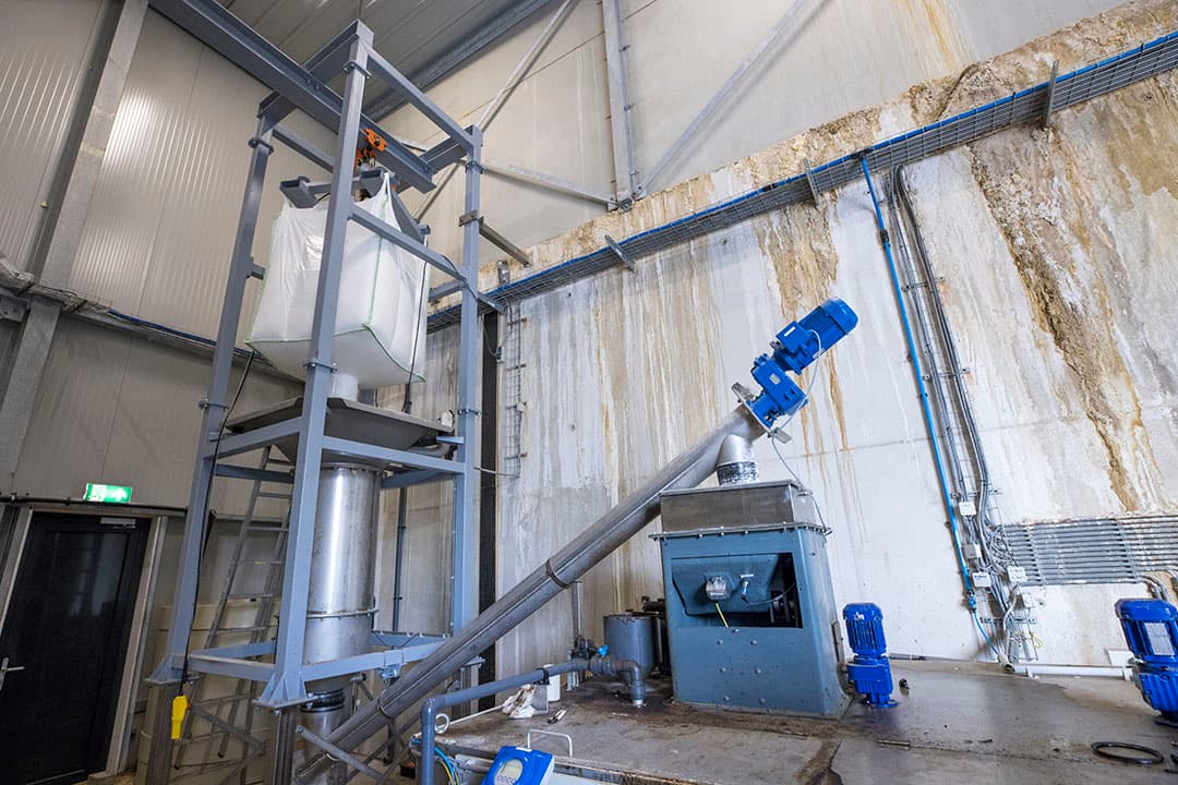 De polymeren worden ter plekke aangemaakt met water en het spul heeft dan veel weg van behangplaksel.