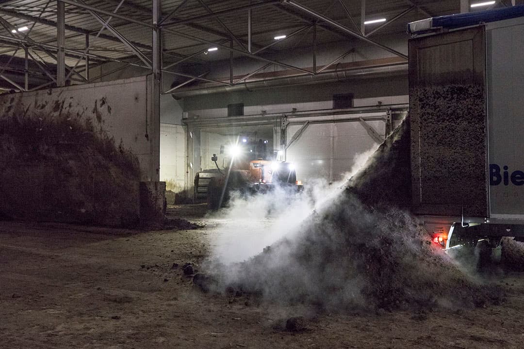De gecomposteerde, fosfaatrijke fractie gaat naar het buitenland. Daar dient het als meststof en soms als grondstof voor vergisters.