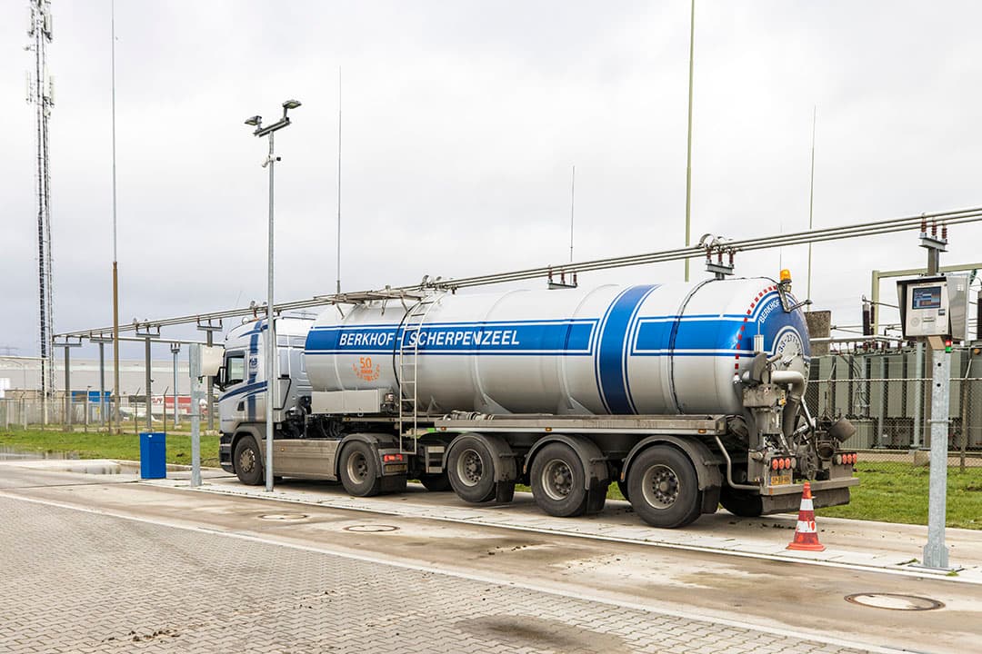 De aan- en afvoer gaat allemaal over de weegbrug.