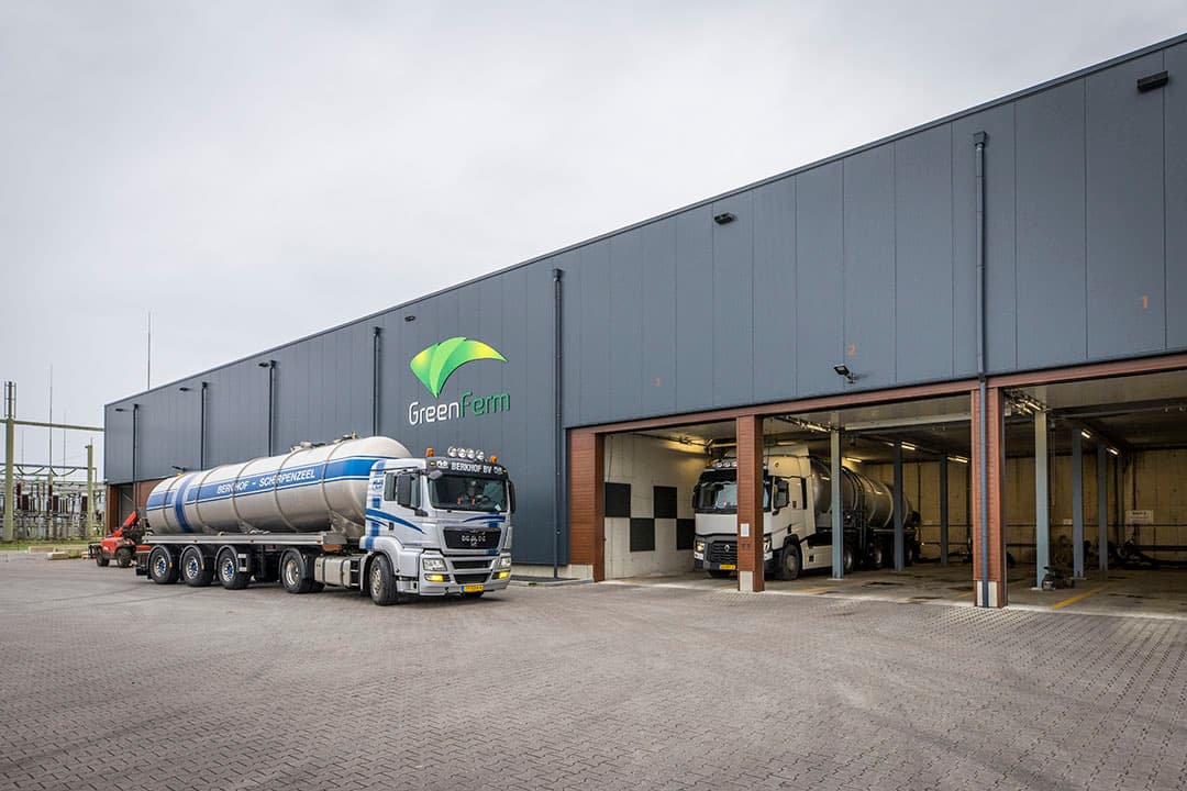 Vaak wordt In de ochtend mest gebracht in Apeldoorn, of juist aan het eind van de dag als de chauffeurs weer op huis aan komen. Dat is vaak het efficiëntst.