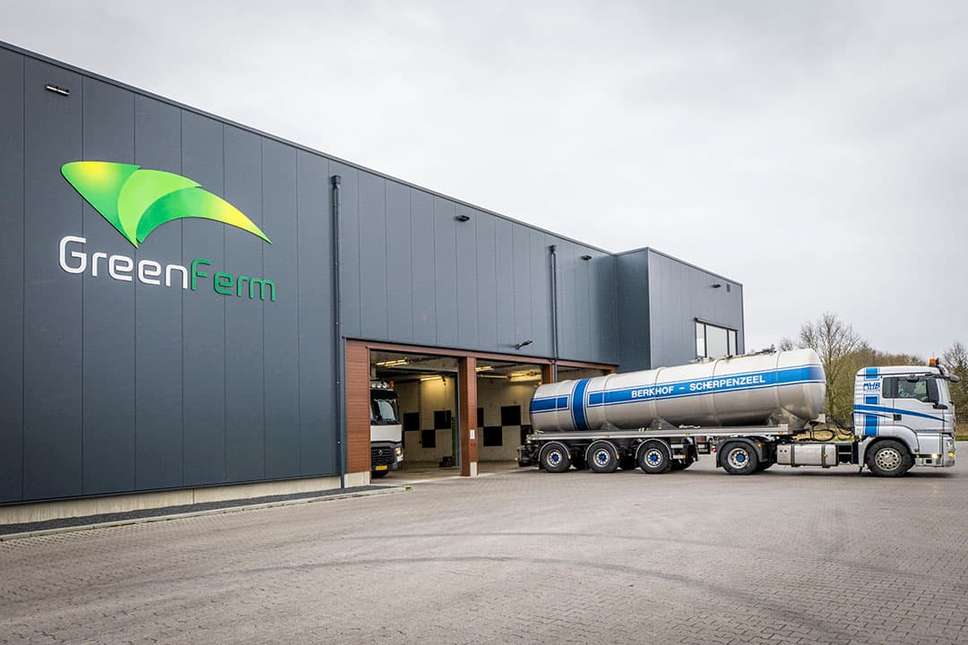 De aanvoer van drijfmest gebeurt bij Greenferm vooral aan het begin en het einde van de werkdag. Dat blijkt het efficiëntst. - Foto: Koos Groenewold