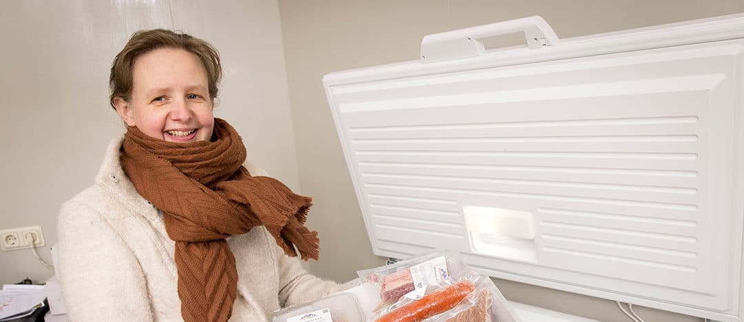 Wilma Jansen toont diverse kalfsvleesproducten, die zij samen met haar man Reinand aan huis verkoopt. Consumenten vinden het vlees lekker. - Foto's: Koos Groenewold