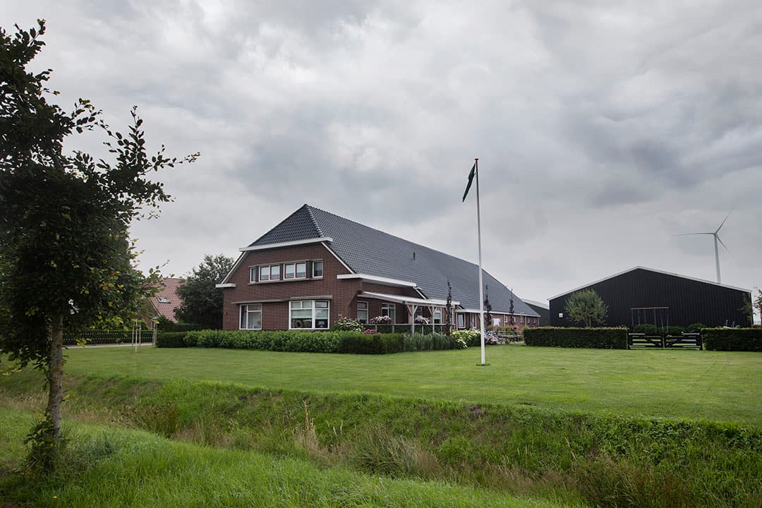 Dit is de boerderij van akkerbouwer Peter Nieboer in Nieuw-Buinen (Dr.). Het bedrijf heeft 150 hectare grond in gebruik, waarvan 72 hectare aardappelen, 36 hectare suikerbieten, 28,3 hectare wintertarwe, 7,7 hectare zaaiuien en 6 hectare akkerranden. - Foto: Hans Banus