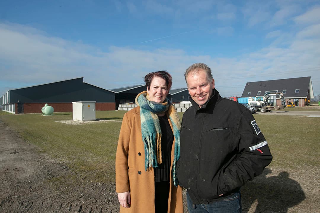 Arjan Timmerman (46) en Brenda Timmerman-Pals (41) hebben een nieuw akkerbouwbedrijf in Roswinkel. Ze hebben een vaste medewerker en stagiaires van AOC Terra. - Foto's Hans Banus