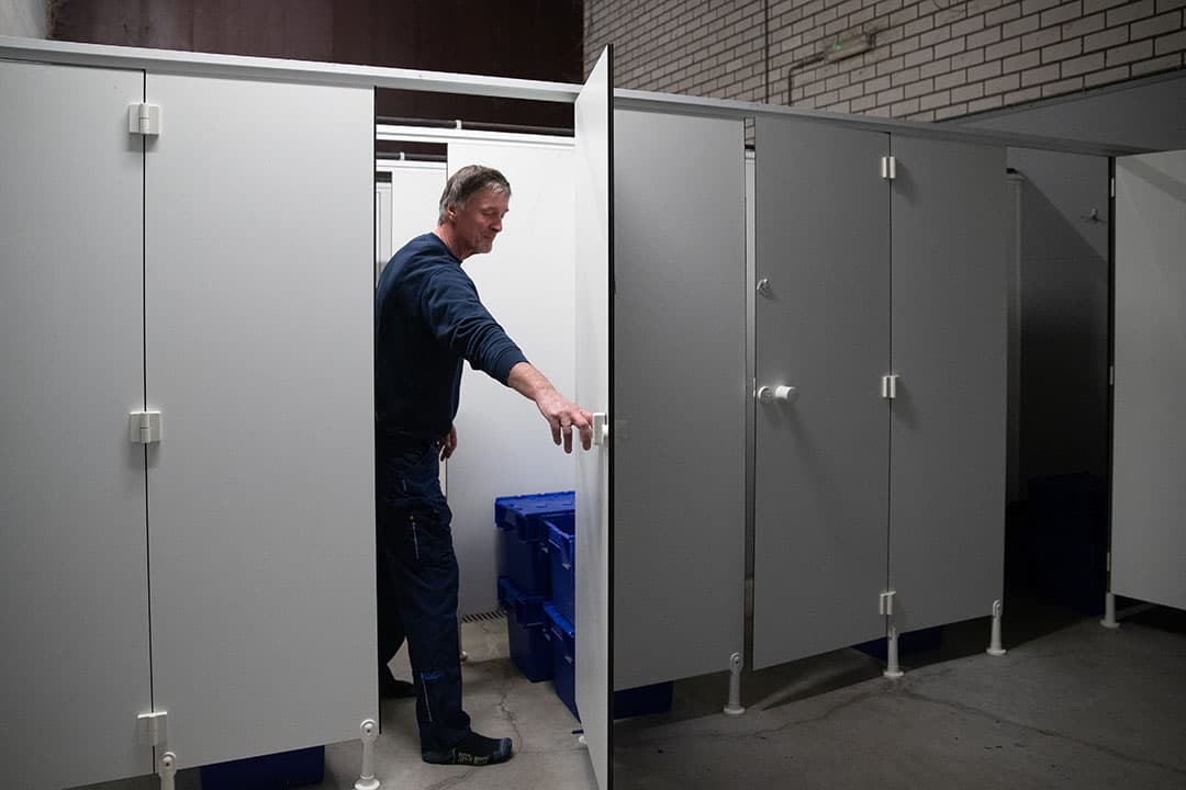 Voor het betreden van de stallen gaat iedereen door de hygiënesluis van het bedrijf en kleedt zich daar om.