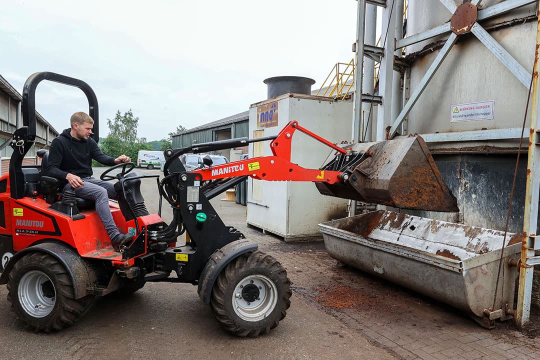 Ard Wellen brengt de dikke fractie naar de composteringstoren. Met een bak aan een lier wordt de mest omhoog gehesen, in de tank. - Foto: Bert Jansen