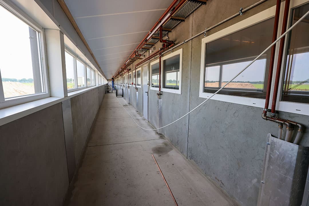 De centrale gang is volop voorzien van ramen. Door de ramen in de afdelingen komt zo veel licht naar binnen.