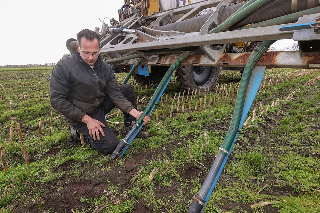 Tijdens het groeiseizoen rijdt Piet van Gog mineralenconcentraat uit in aardappelen en mais. De sleufkouters op 75 centimeter brengen het in de grond, want het moet emissiearm. - Foto: Bert Jansen