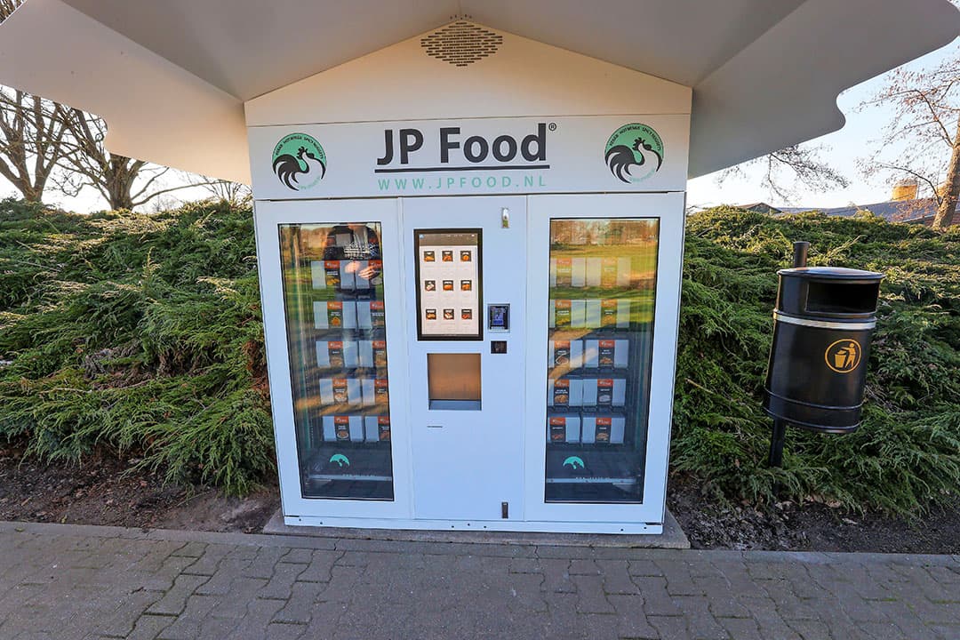 De verkoopautomaat die er sinds enkele weken staat, is twee keer zo groot als de vorige automaat. - Foto's: Bert Jansen